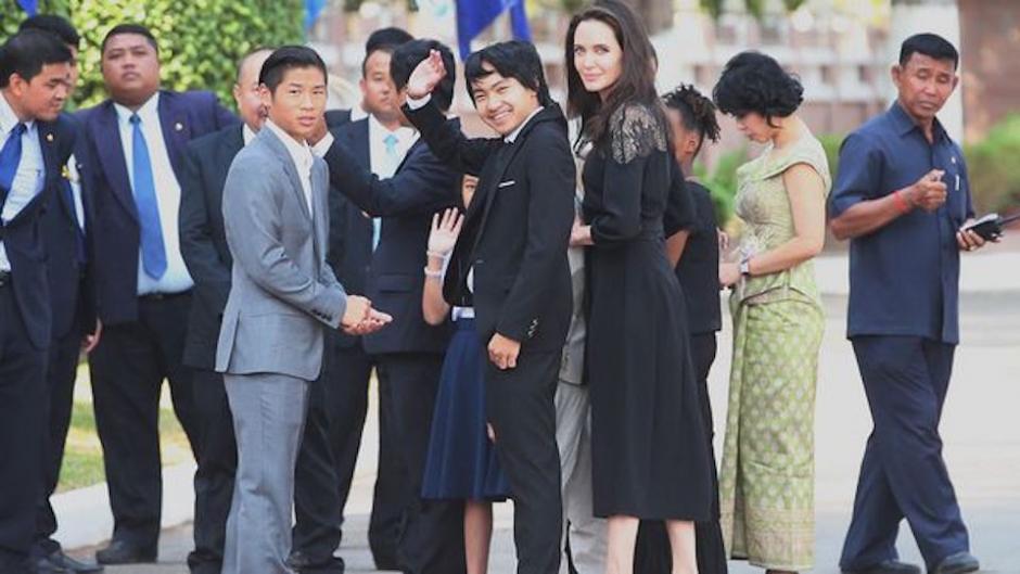 Luego de estar varios meses oculta de los flases, Angelina Jolie reapareció con sus seis hijos. (Foto: Infobae)