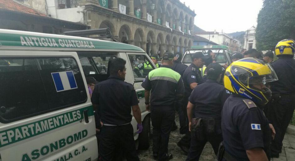 Cuatro agentes municipales resultaron heridos durante un enfrentamiento con vendedores ambulantes en Antigua Guatemala. (Foto: Bomberos Municipales Departamentales)