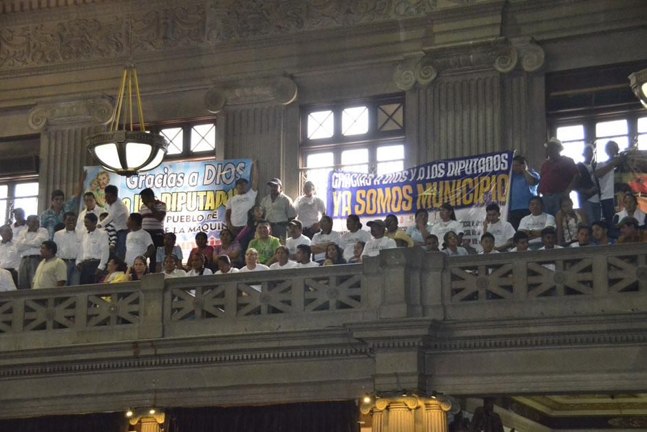 Pobladores de San José La Máquina agradecen a los diputados la creación del nuevo municipio. (Foto: Antonio Castro)