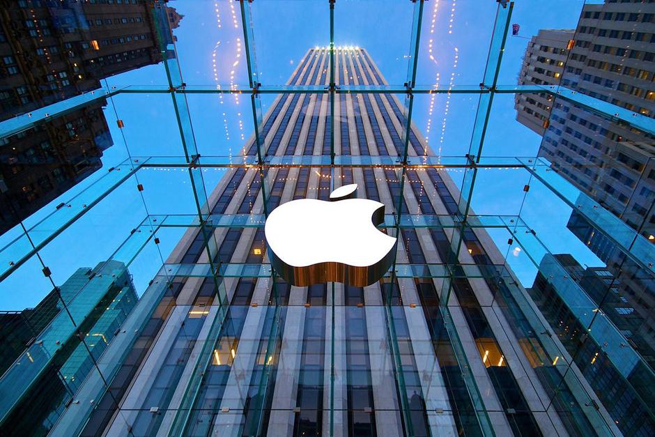 La venta de teléfonos de Apple mermaron a nivel mundial, pero al mismo tiempo, la marca de la manzana logró un nuevo récord en ingresos. (Foto: AFP)