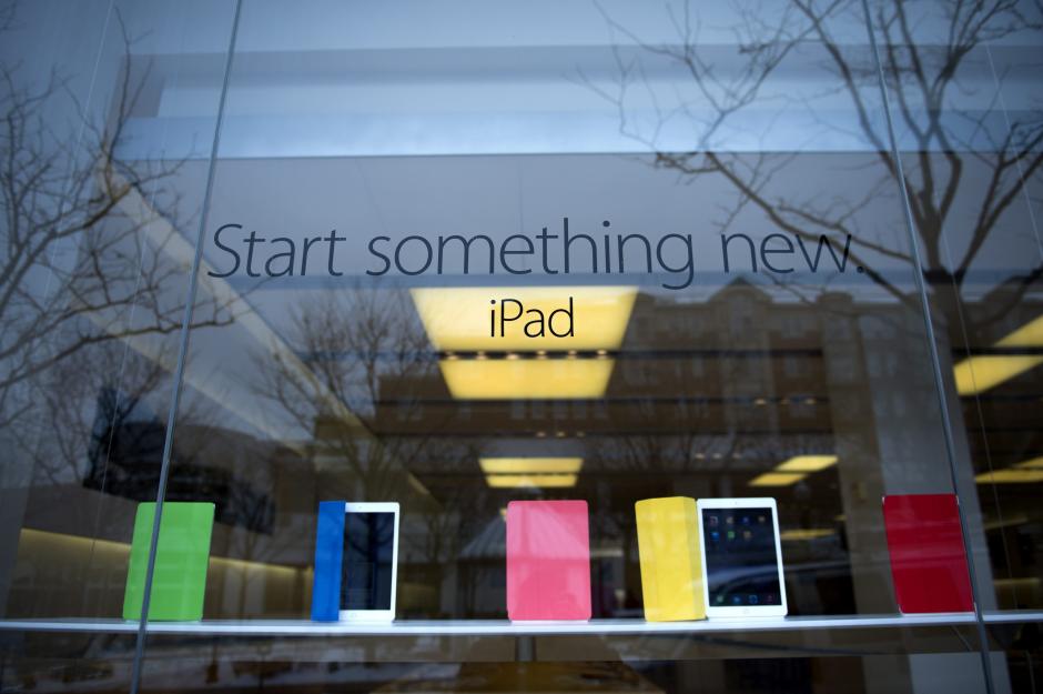 Vista del escaparate de una tienda del gigante tecnológico Apple en Arlington. EFE