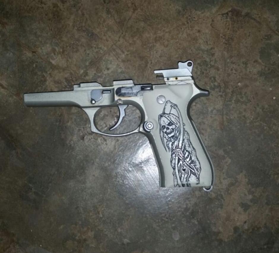 Las autoridades localizaron una parte de un arma con la imagen de la muerte. (Foto: PNC)