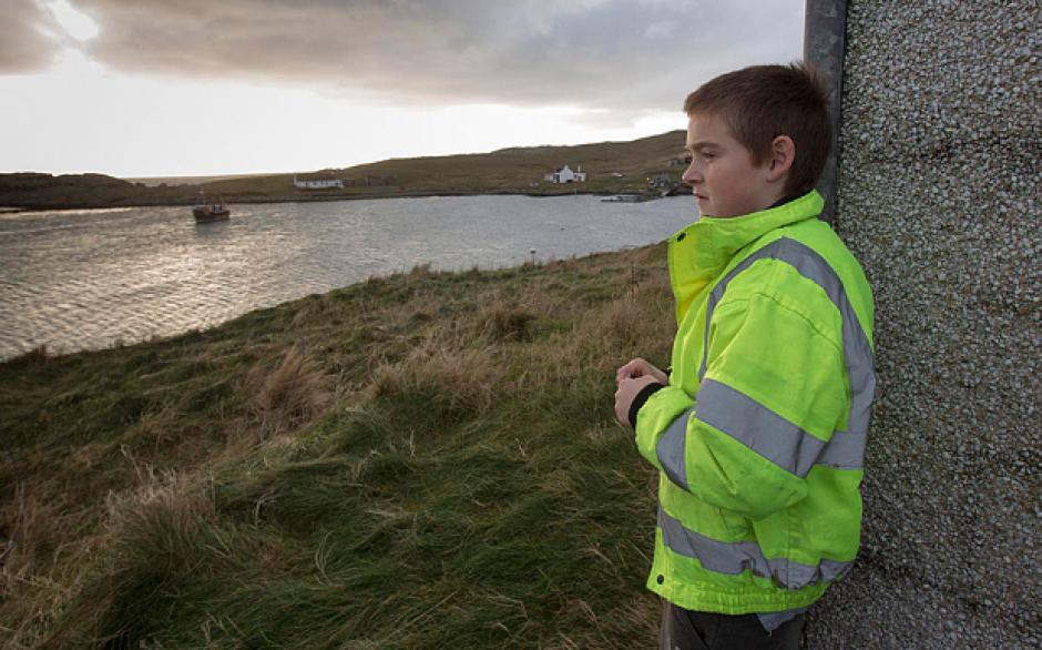 Aron posando para el fotográfo del periódico The Telegraph en la isla. 