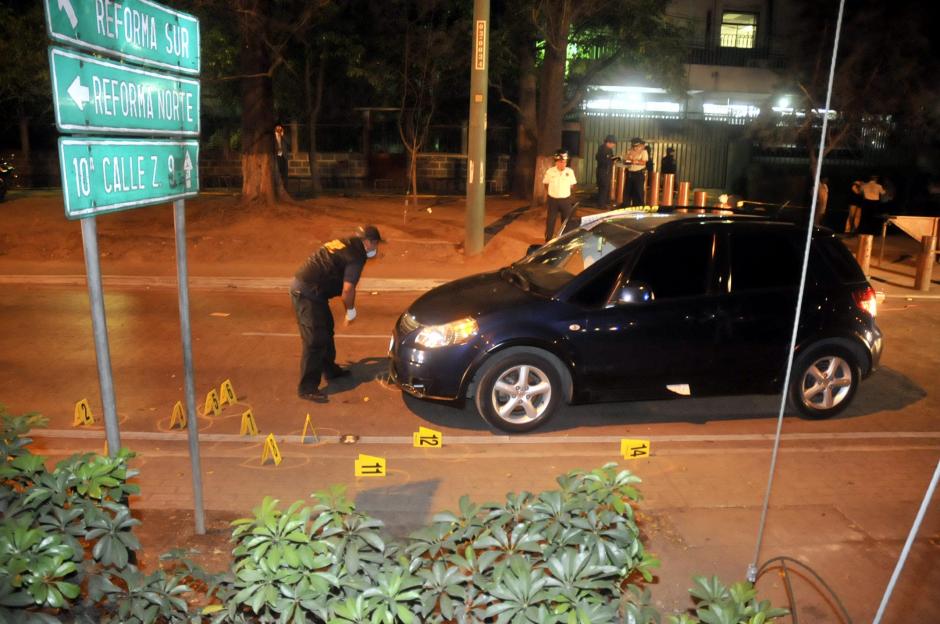 El auto donde se conducía la abogada Lea De León y su piloto, quedó sobre la avenida Reforma, zona 9. En el lugar quedaron como evidencia 14 casquillos. (Foto: Nuestro Diario)