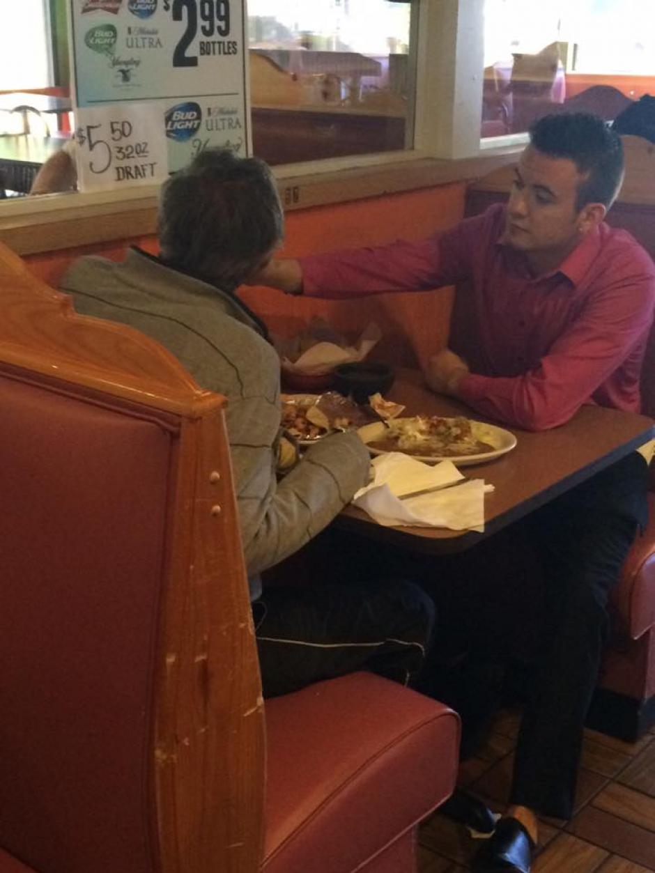 Un mesero ayuda a un hombre sin manos a comer. (Foto: Facebook)