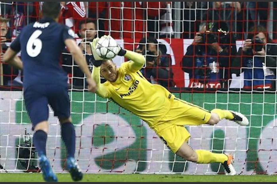 Jan Oblak contuvo un penal, que hubiera puesto en desventaja al Atlético de Madrid en la serie. En la foto, auxilia a Robert Lewandowski, delantero del Bayern Munich. (Foto: Lukas Barth/AFP)