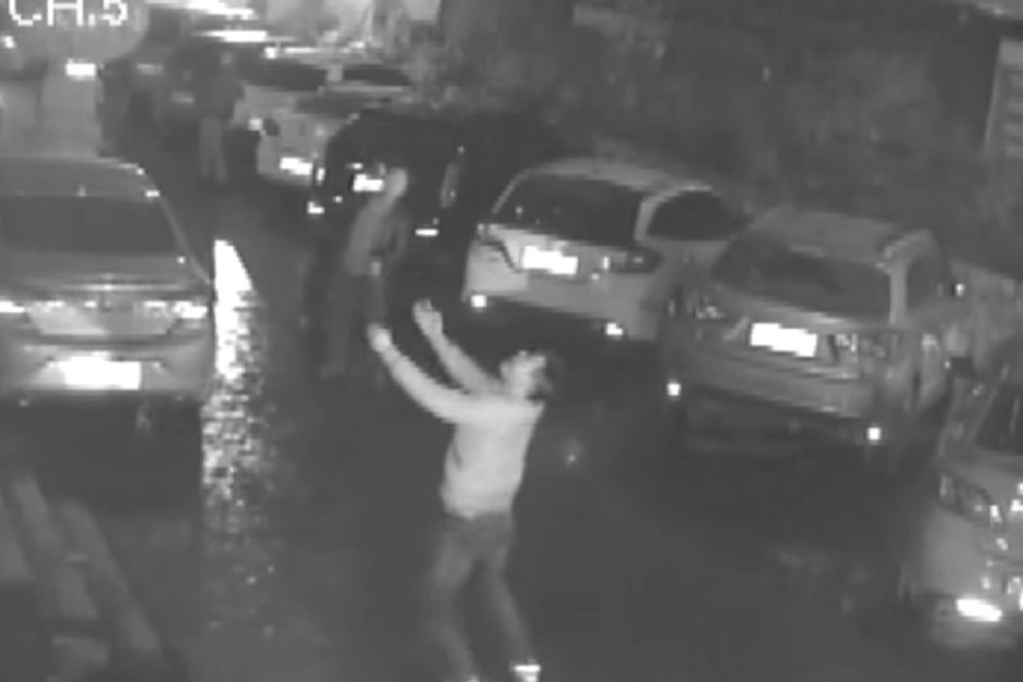 Un hombre intentó salvar la vida de una mujer en China, pero el resultado no fue el esperado y casi muere en el acto. 