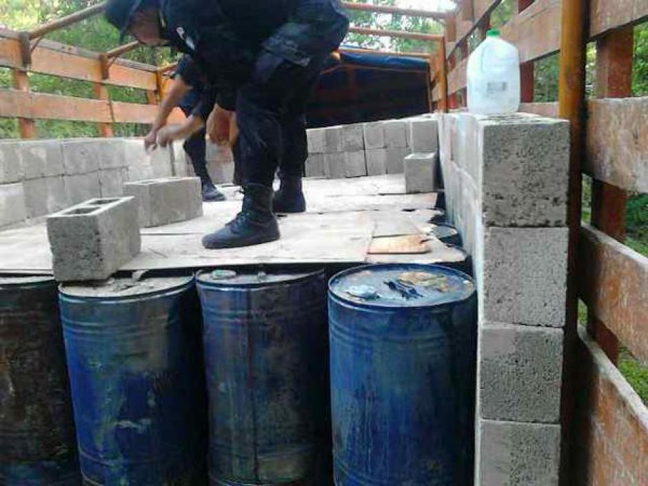 Las autoridades detectaron que el camión transportaba los precursores químicos. (Foto: PNC)