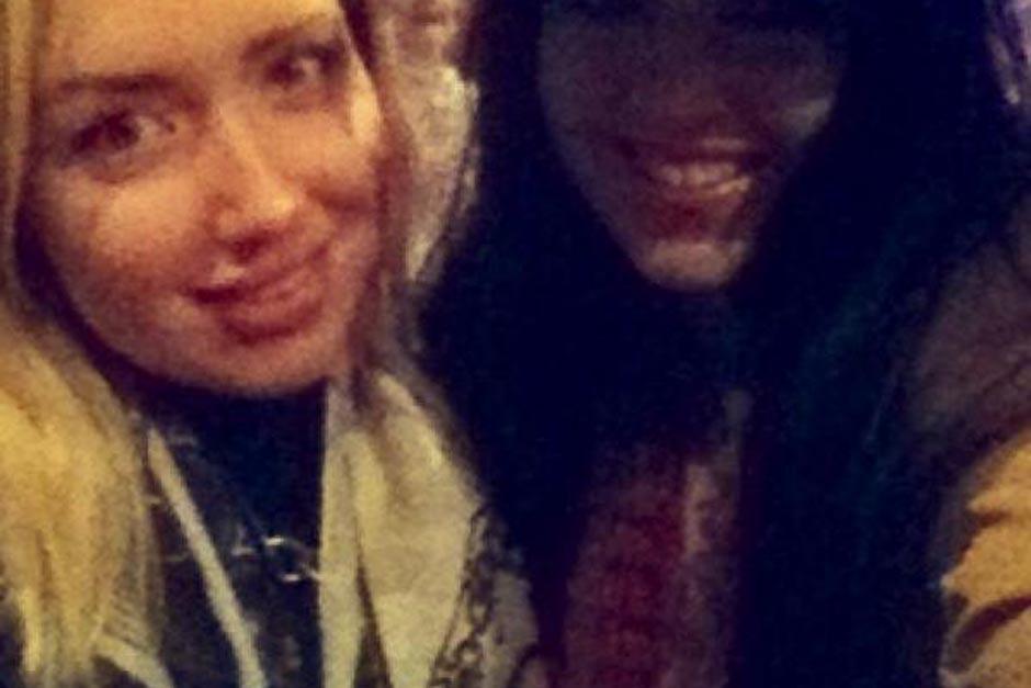 Estas jóvenes inglesas sostienen haber tomado una selfie en donde aparece un fantasma. (Foto: Twitter)