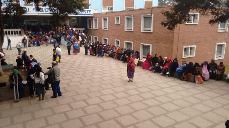 Los pacientes que tenían programadas citas en la consulta externa del hospital de Quetzaltenango quedaron sin ser atendidos. (Foto: Stereo 100 Noticias)