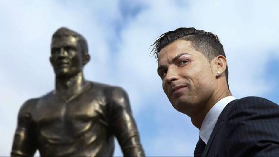Inauguran una estatua en honor a Cristiano Ronaldo en la isla de Madeira en Portugal. (Foto: EFE)