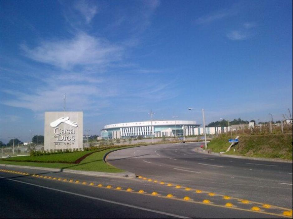 En la sede de Casa de Dios en Fraijanes se colocó la bandera que fue donada por Roxana Baldetti con dinero de los sobornos. (Foto: Internet) 