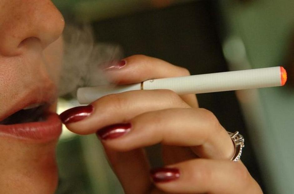Hay evidencias de que es más difícil para los fumadores de los cigarrillos electrónicos abandonar el hábito y que, además, suelen fumar también tabaco tradicional.