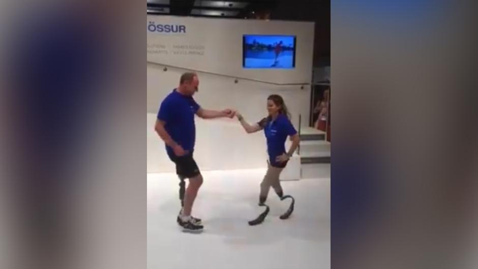 Los bailarines sorprendieron en un video compartido en Facebook por su peculiar forma de hacerlo. (Foto: CNN) 