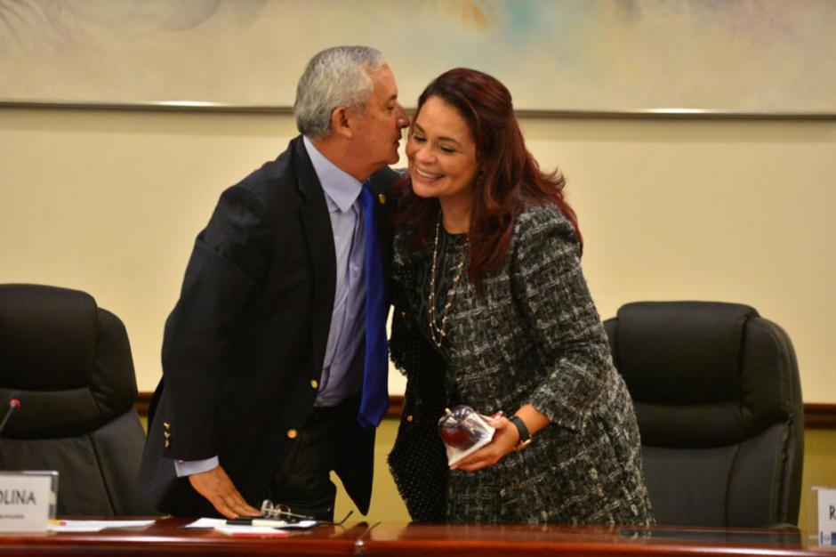 Roxana Baldetti (D) argumentó que los impuestos fueron incrementados como una alternativa para no aprobar los Bonos y los préstamos, a pesar del incremento esas dos fuentes de financimiento igualmente fueron aprobadas. (Foto: Archivo/Soy502)