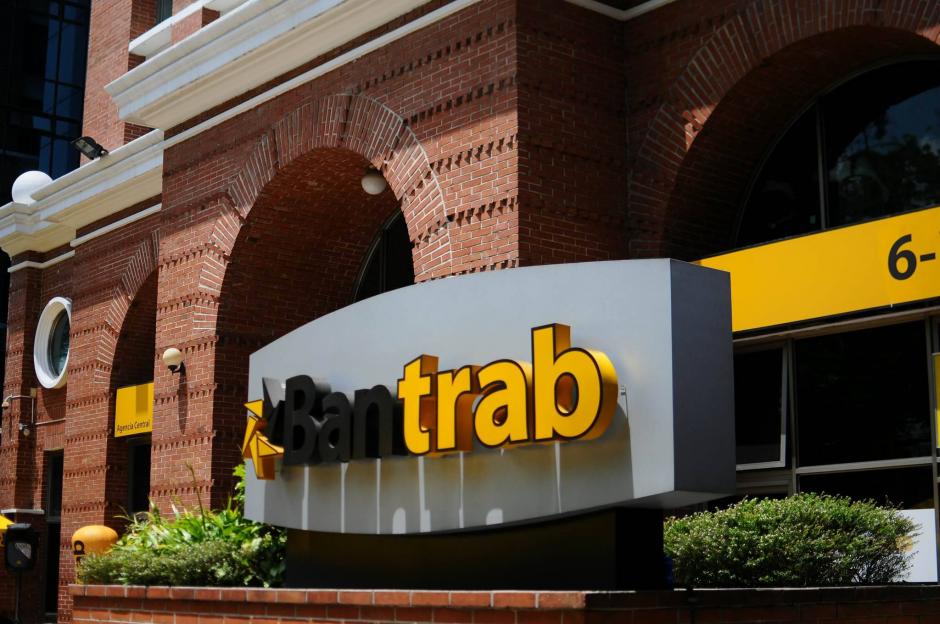 El Juzgado de Extinción de Dominio resolvió embargar las acciones de un inversionista extranjero del Bantrab, tras denuncia del origen de los fondos. (Foto: Alejandro Balan/Soy502)