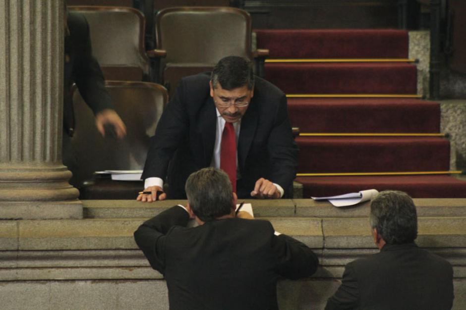 Edgar Barquín (corbata roja), expresidente del Banco de Guatemala y asesor de Lider, da instrucciones a Roberto Alejos, diputado de Todos (Espalda). (Foto: Alexis Batres/Soy502)