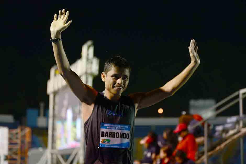 Erick Barrondo festeja tras concluir la prueba de 20 mil metros marcha en el Campeonato Nacional de Ateltismo. (Foto; Wilder López/Soy502)