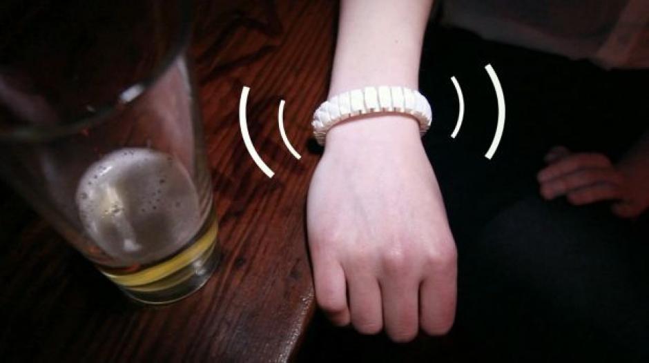 La pulsera "Vive" busca resguardar laintegridad de los jóvenes cuando ingieren bebidas alcohólicas. 