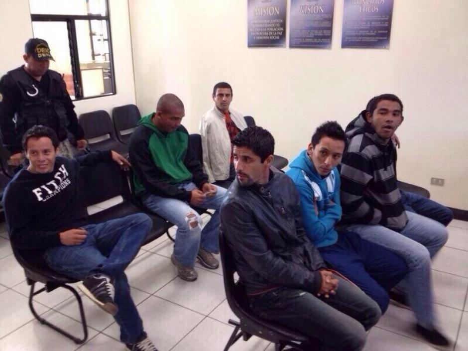Los ochos jugadores de Xelajú MC, implicados en una agresión sexual y maltrato contra un jugador juvenil, durante la audiencia en el Juzgado Segundo de Primera Instancia Penal de Quetzaltenango. (XelajúMC_)