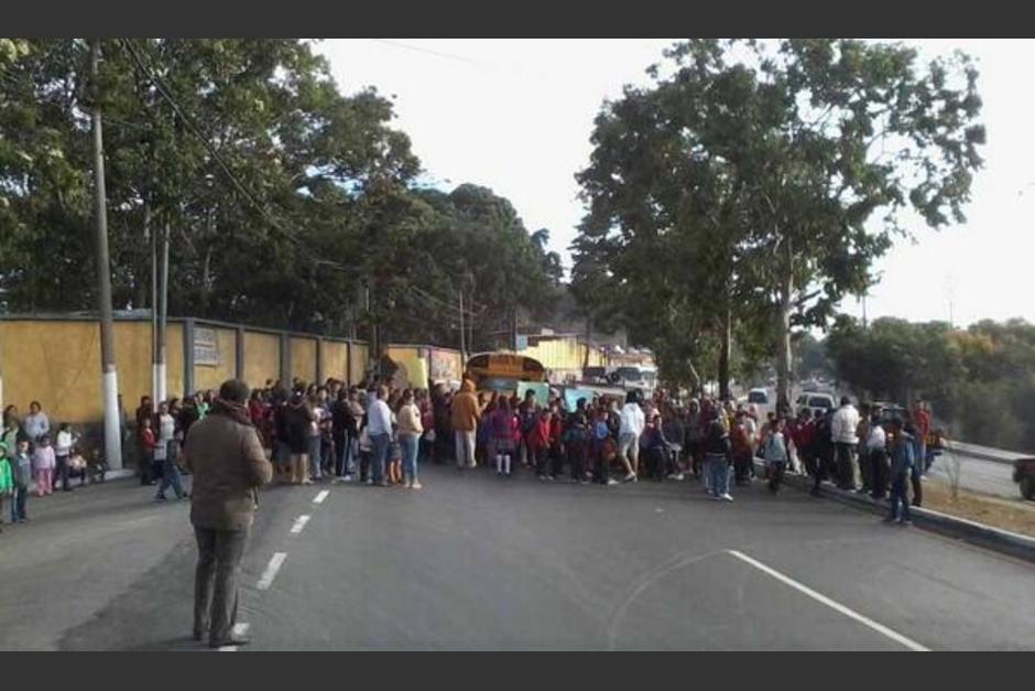 En el kilómetro seis de la ruta al Atlántico, los padres de familia de escuelas públicas en el sector, bloquearon el paso como protesta por la falta de maestros en los centros educativos. Foto ND