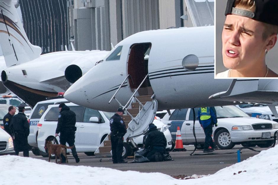El vuelo de Bieber procedía de Toronto, donde hace dos días la policía de Canadá presentó cargos contra él por atacar al conductor de su limusina, y ocho días después de su arresto en Miami, donde fue detenido por conducir bajo los efectos de la marihuana y los antidepresivos, con una licencia vencida. Foto Page 6