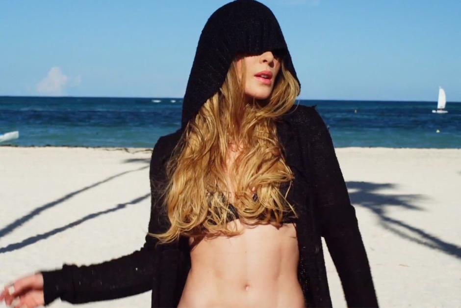 La cantante enciende la temperatura en "Si no te quisiera".