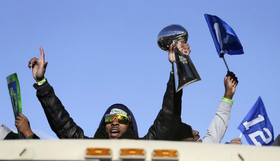 Los Seahawks en su defile de la victoria en las calles de Seattle. (AFP)