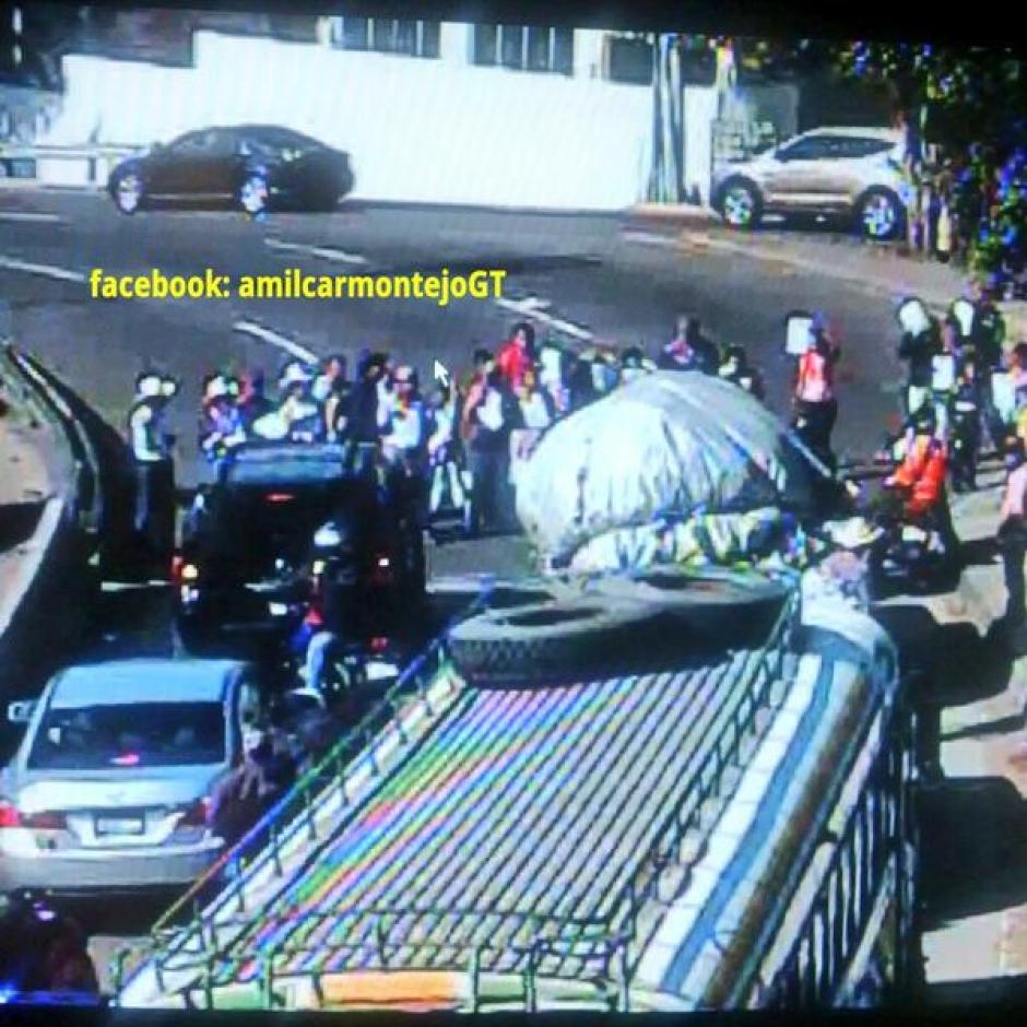 En las cámaras de tráfico de la Policía Municipal de Tránsito, así se observa el bloqueo.(Foto: Amílcar Montejo)