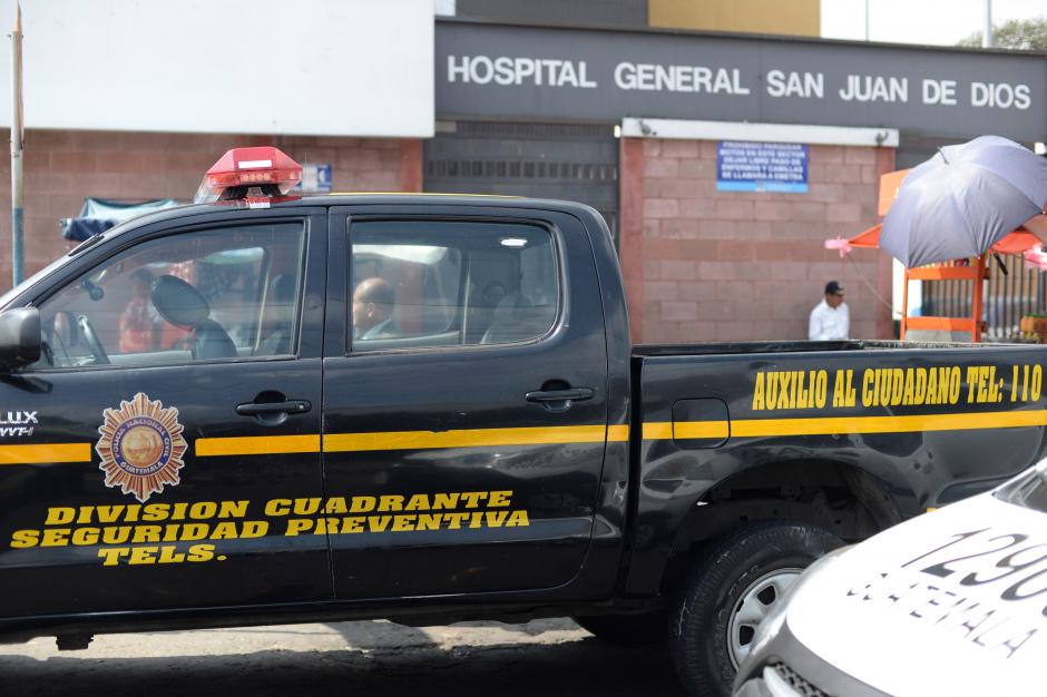 La Policía Nacional Civil (PNC) y guardias del Sistema Penitenciario trasladaron a Juan Ortíz alias Chamalé al Hospital San Juan de Dios por una infección. (Foto: Esteban Biba/Soy502)