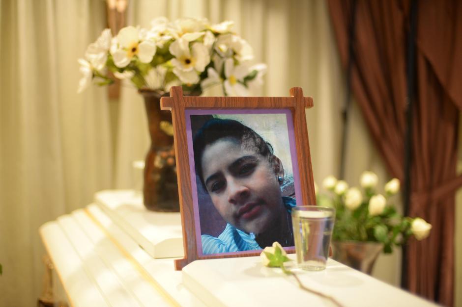 La adolescente Nancy Oscal Pérez, es velada en la misma funeraria donde permaneció su hermana. (Foto:Esteban Biba/Soy502) 