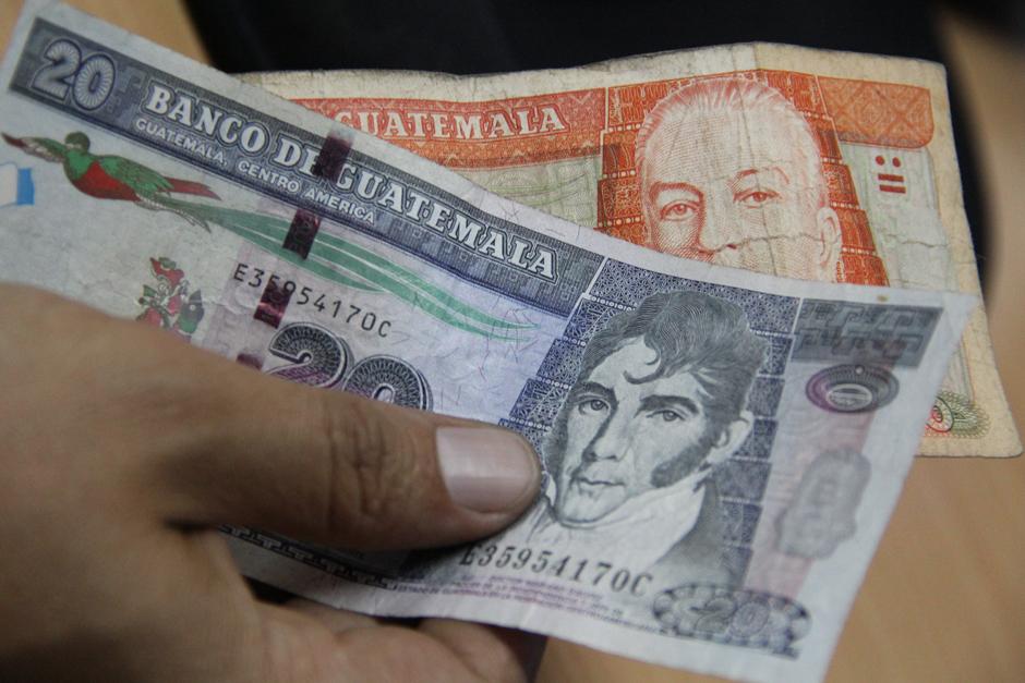 Los nuevos billetes de Q20 y Q50 están hechos con el mismo material (sutrato de algodón) y cuentan con nuevas medidas de seguridad para impedir su falsificación. (Foto: Luis Barrios/Soy502)