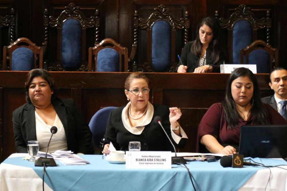 La abogada de Blanca Stalling (a la izquierda de la imagen) fue capturada en 2001. (Foto: Alejandro Balán/Soy502)