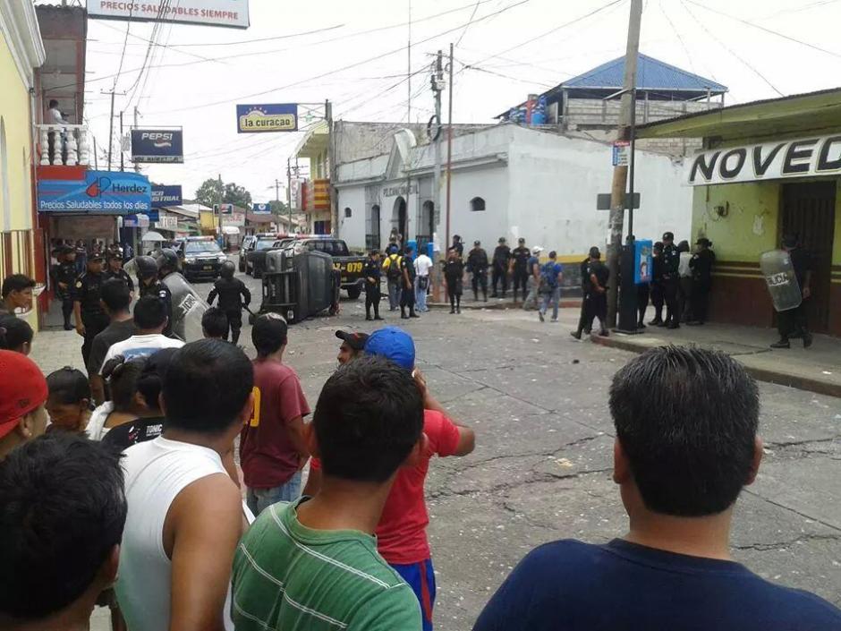 Un grupo de pobladores intentó vapulear a un delincuente, pero cuando agentes de la Policía Nacional Civil lo evitaron, iniciaron los disturbios. (Foto: Nuestro Diario)