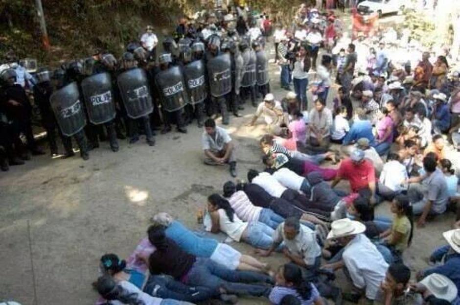 La empresa que maneja el proyecto minero El Tambor, pretende ingresar maquinaria con apoyo de la PNC, el movimiento La Puya que se opone, evita una vez más que ingrese la maquinaria. (Foto:cortesía) 