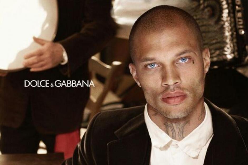 Jeremy Meeks se convirtió famoso cuando el departamento de policía de Stockton, California, publicó en su perfil de Facebook la foto de Meeks, como miembro activo de una banda que ocasionó varios tiroteos. A forma de "meme" se han sacado todas estas fotografías con famosas marcas internacionales. (Foto: Egomoda.com)