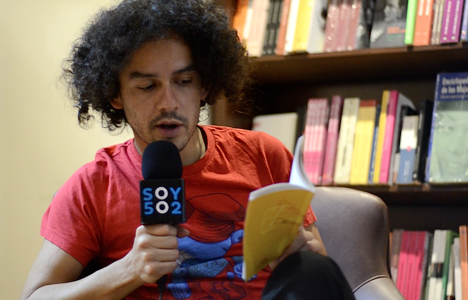 El escritor guatemalteco Pablo Bromo comparte relatos urbanos, trabajados a lo largo de 10 años. (Foto: Selene Mejía/Soy502) 