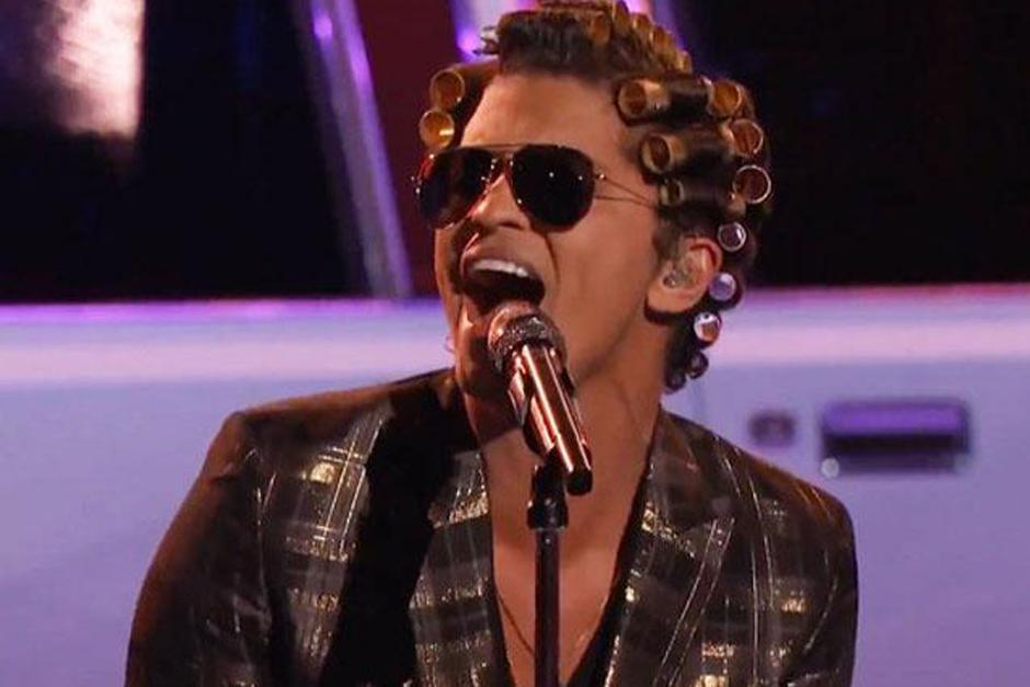 En el videoclip de la canción ‘Uptown Funk’, también se puede apreciar a Bruno usando tubos en una peluquería.