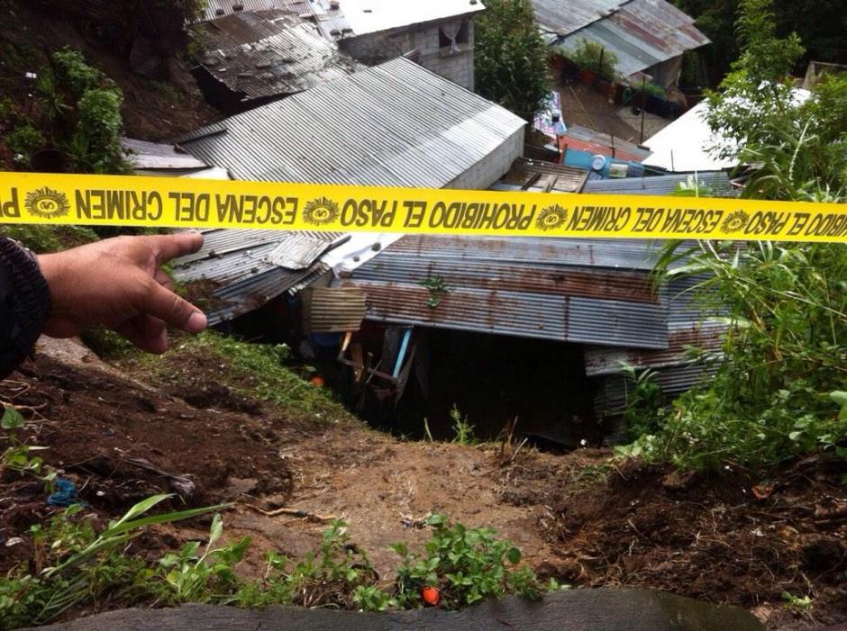 Las fuertes lluvias de la noche del martes y madrugada del miércoles ocasionaron un alud que soterró a la familia en la zona 6. (Foto: Twitter @AlvaradoAzusena)