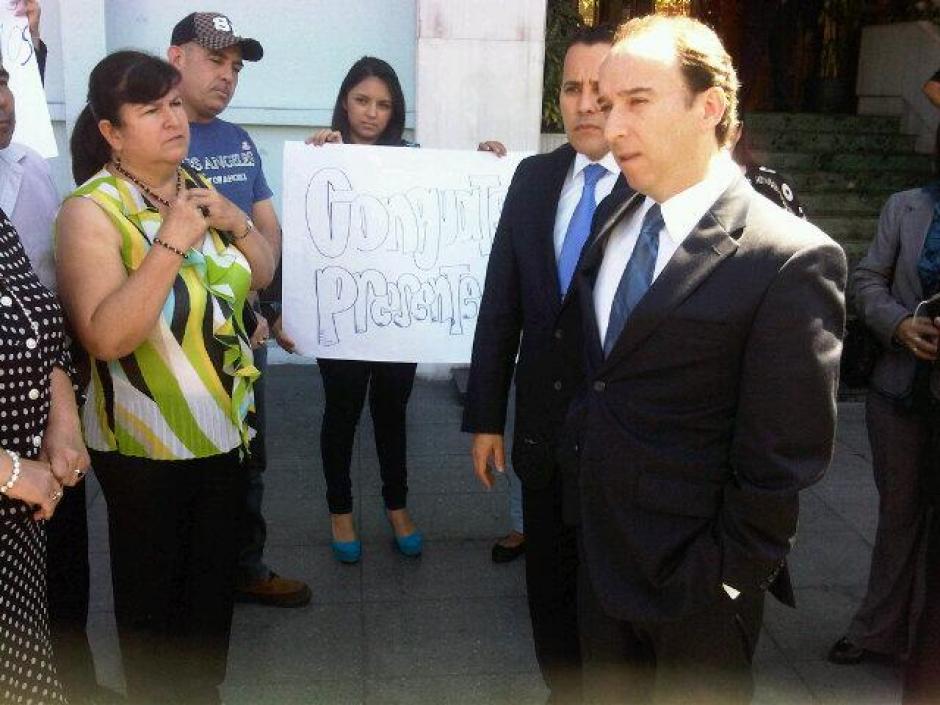 Los cobros para realizar el trámite del Documento de Identificación Personal en el exterior han causado molestia a los migrantes. Foto: PDH