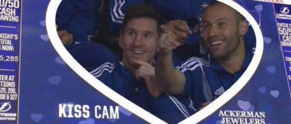 El Kiss Cam de Leonel Messi y Mascherano en el estadio de los Wizards de la NBA, inunda de comentarios las redes sociales.