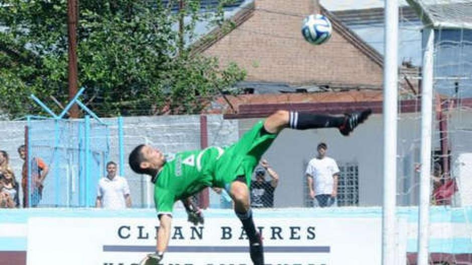 Matías Cano hizo una atajada fenomenal, en el fútbol de ascenso de Argentina. (Foto: tomada de Olé)