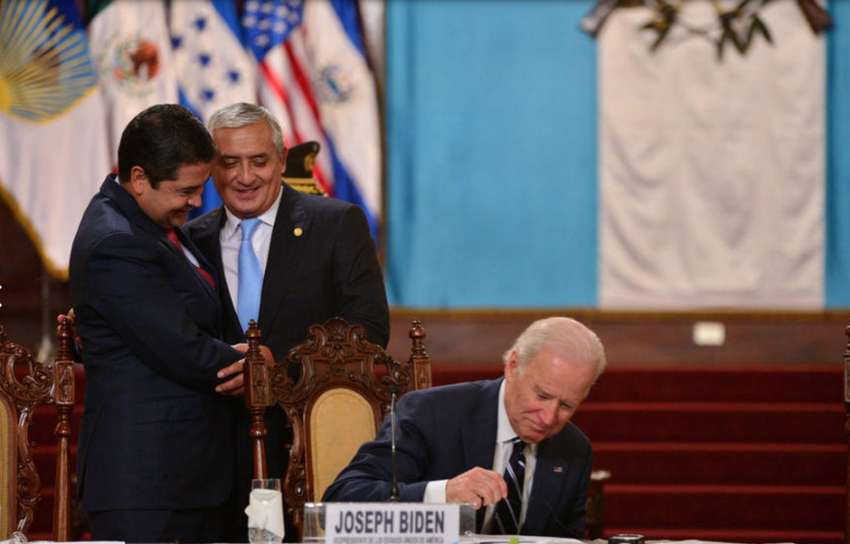 Los presidentes de Guatemala y Honduras se abrazan mientras Biden firma. Sin embargo, el vicepresidente no cede: el mandato de Cicig debe prorrogarse. (Foto: Wilder López/Soy502).