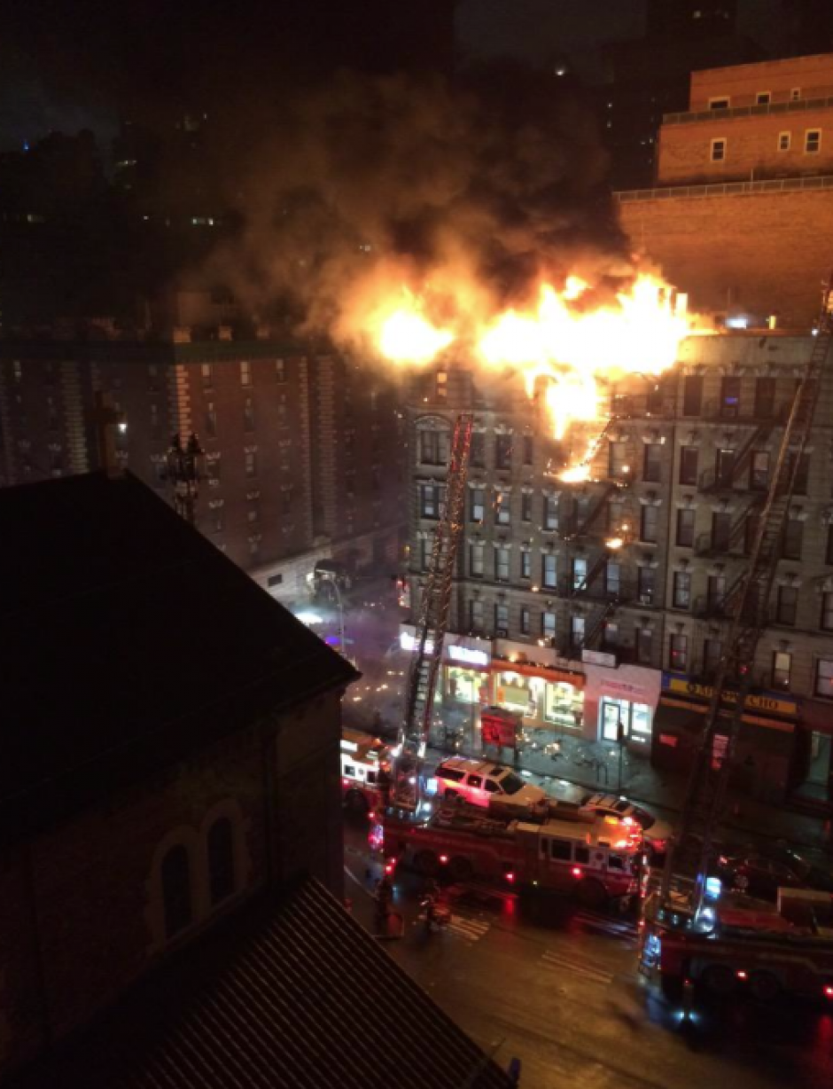 El incendio se registró en la primera avenida y 66 calle del UES de Manhattan, en Nueva York. (Foto: Twitter)