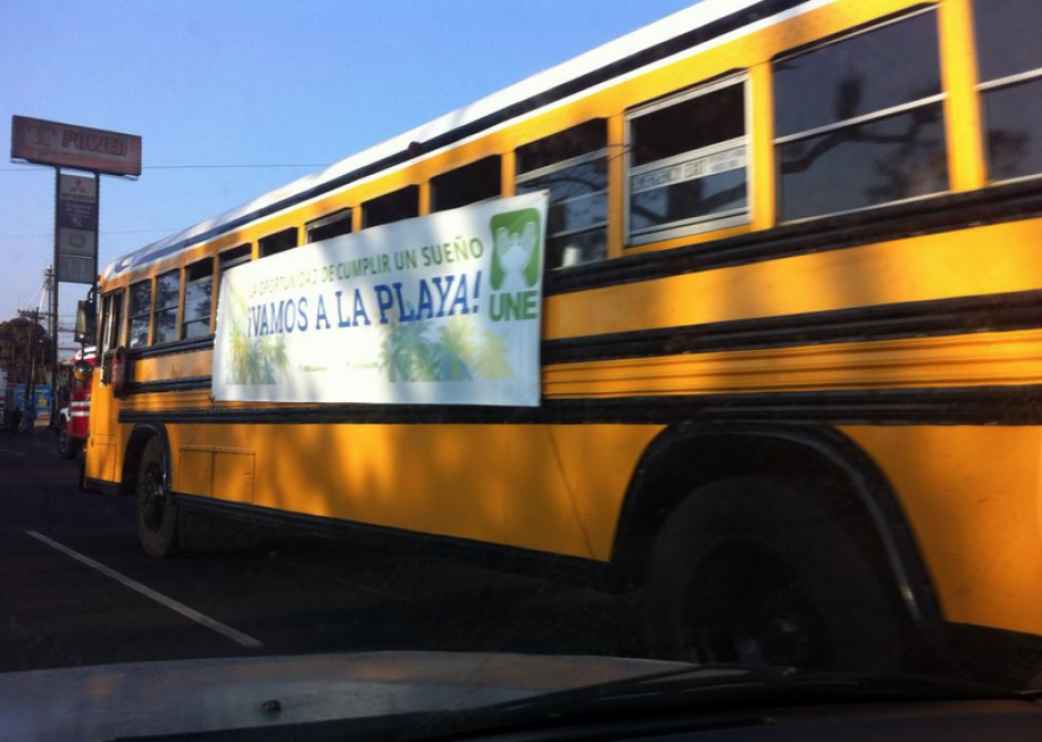 Los autobuses se miraron durante el recorrido hasta el puerto San José. Esta foto fue tomada a la altura de la Calzada Aguilar Batres. (Foto: Douglas Suruy/Soy502)