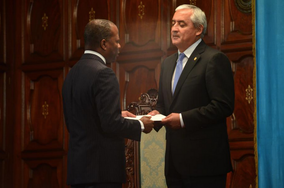El Embajador Todd Robinson, al presentar credenciales a Otto Pérez Molina. Para qué las palabras cuando el lenguaje corporal lo dice todo. (Foto: Soy502)