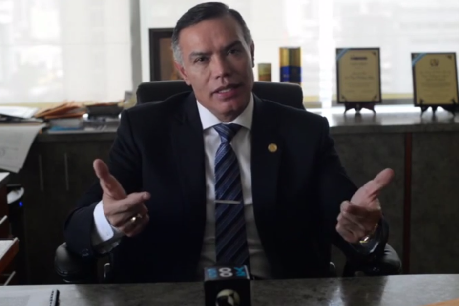 Se rumora que la oficina de Juan de Dios Rodríguez, presidente del IGSS y apresado sindicado de favorecer la contratación de la empresa PISA que realizó mala práxis médica, fue el escenario de negociaciones que llevaron a las cortes a varios magistrados. (Foto: Archivo/Soy502)