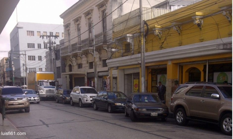 En las calles de la ciudad de Guatemala son recurrentes los abusos de quienes "cuidan" los autos en la vía pública. (Foto: Cortesía Luis Figueroa/luisfi61.com)
