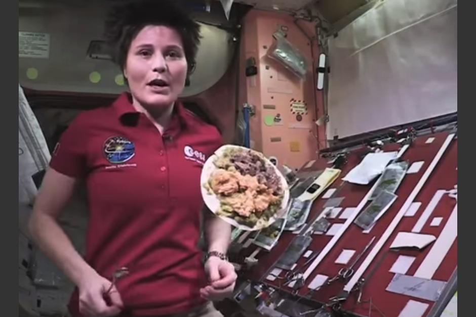 La italiana Samantha Christoforetti enseña cómo se puede comer un taco en el espacio. (Foto: Youtube)