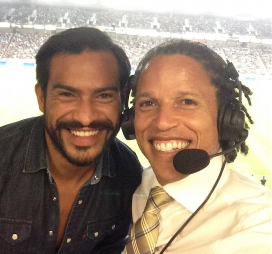 El "Pescado" Ruiz estuvo en el partido de Los Ángeles Galaxy ante Philadelphia Union, y se reencontró con un viejo amigo. (Twitter de Cobi Jones)